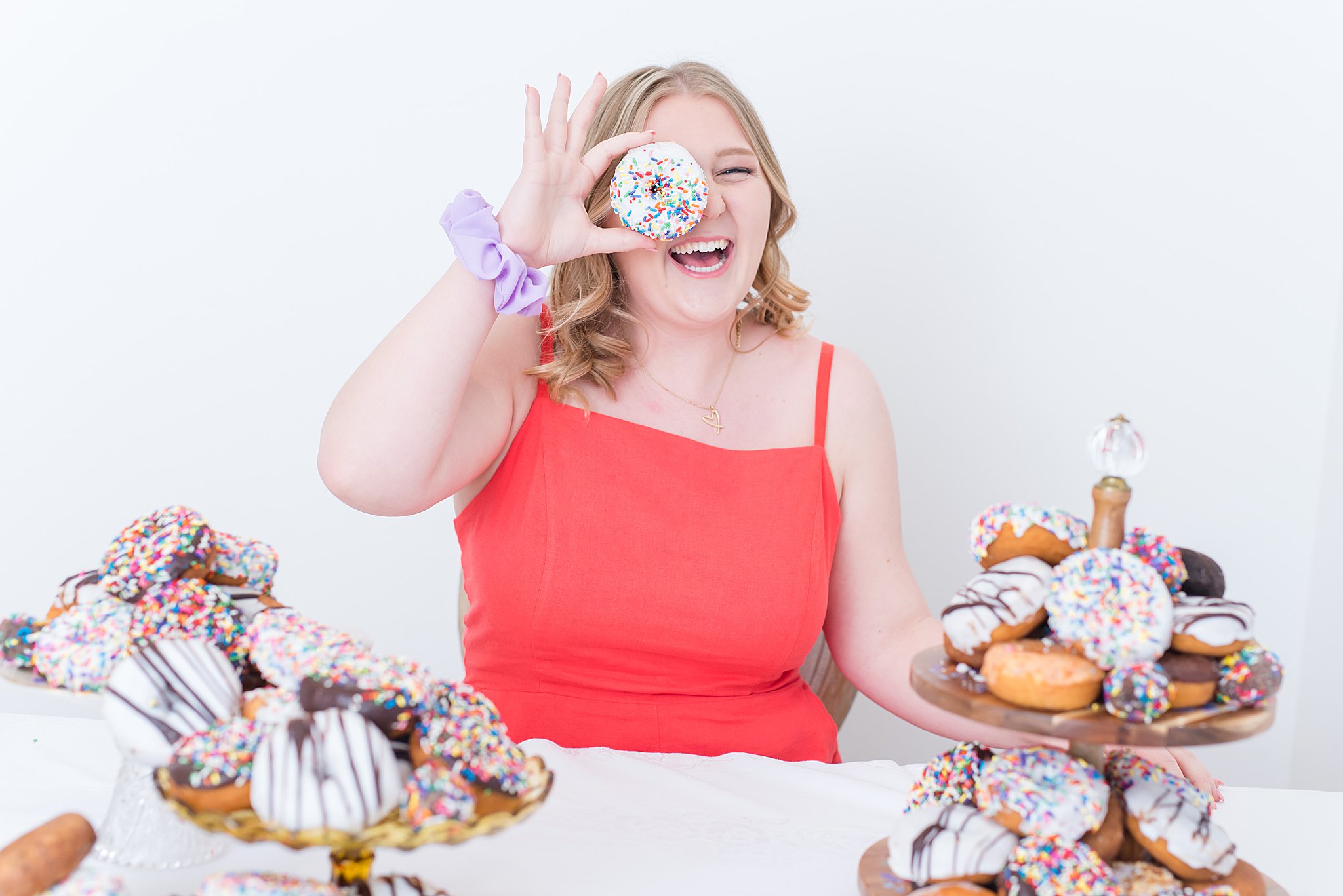 senior pictures with donuts