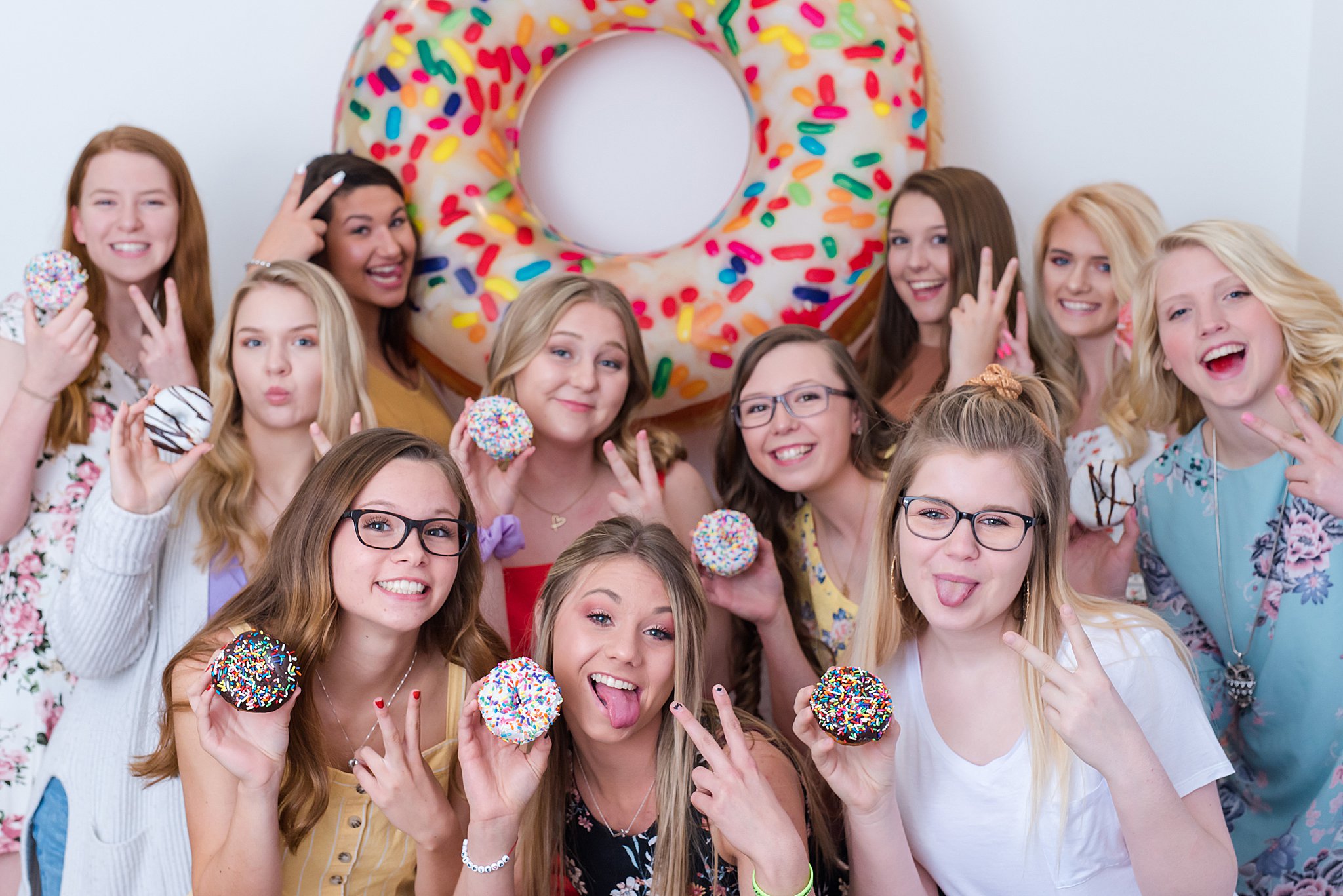 senior photos donuts
