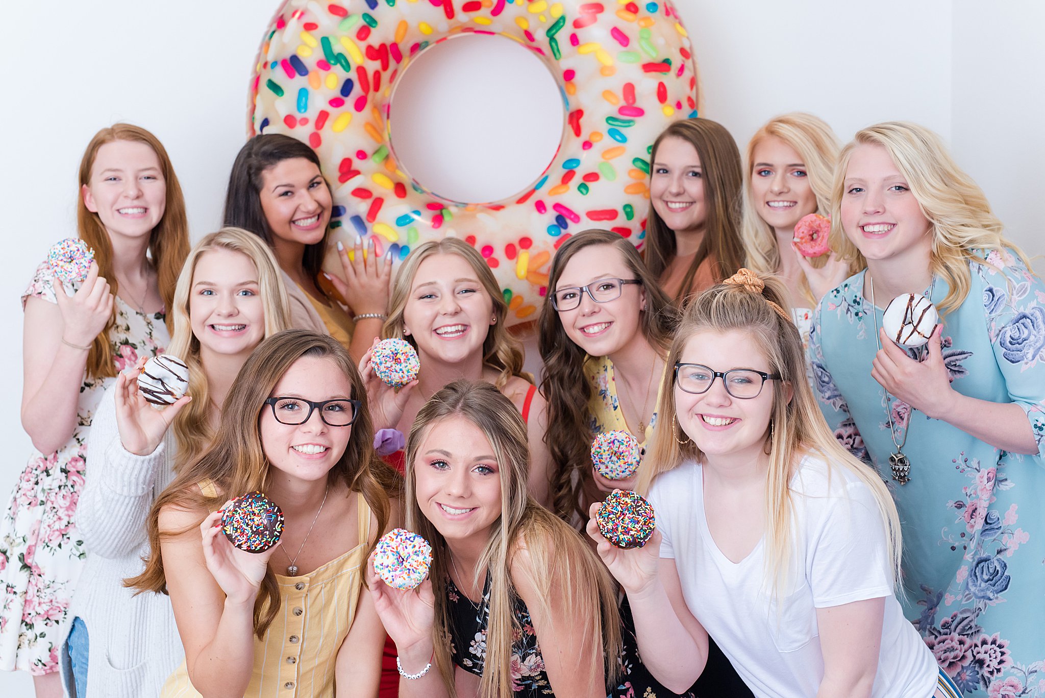 senior photos donuts