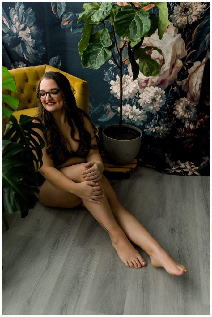 Woman sitting on floor by Sioux Falls boudoir photographer