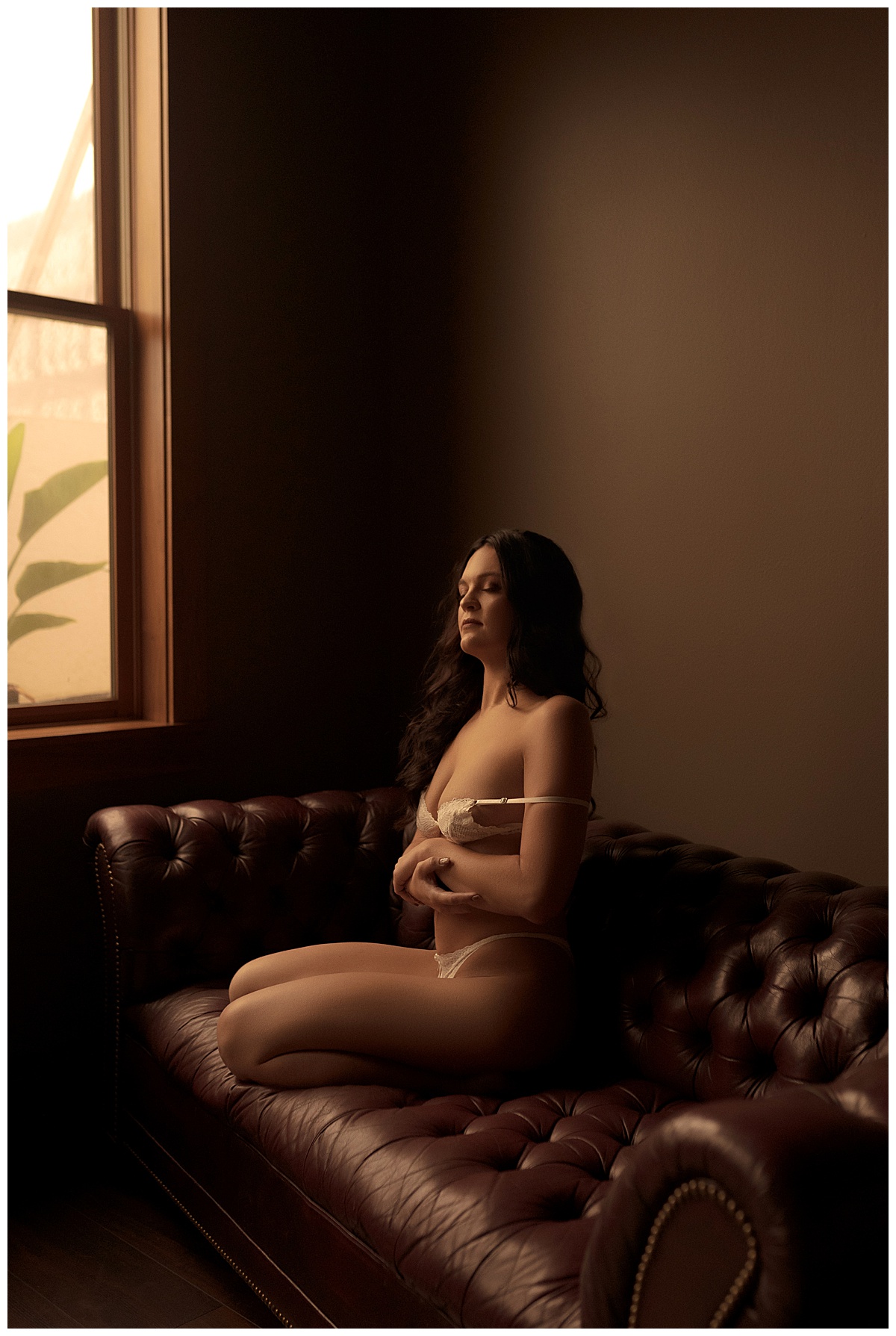 Person covers her body with her arms crossed for Sioux Falls Boudoir Photographer