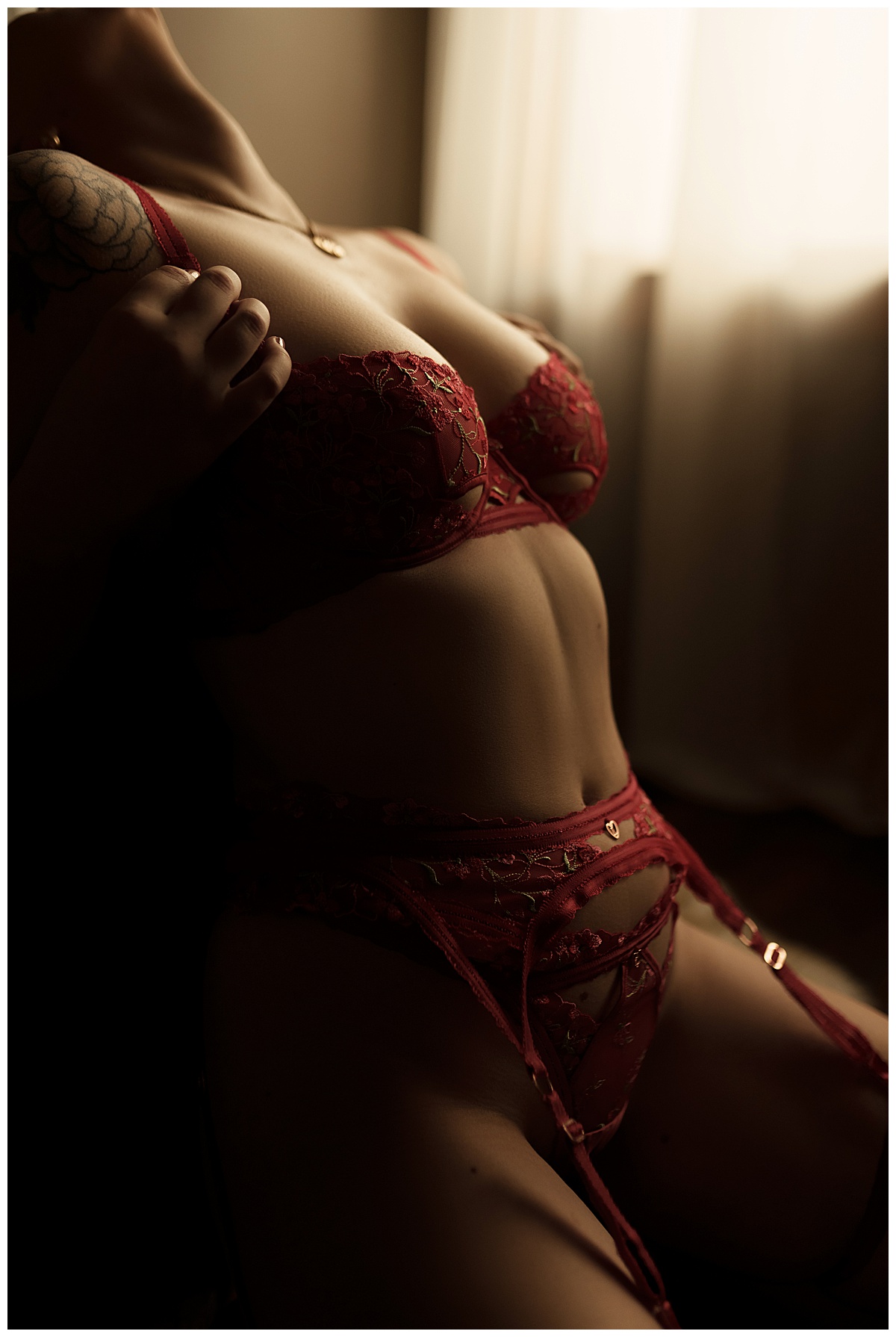 Stunning red lingerie following The Do's and Don'ts of Boudoir 