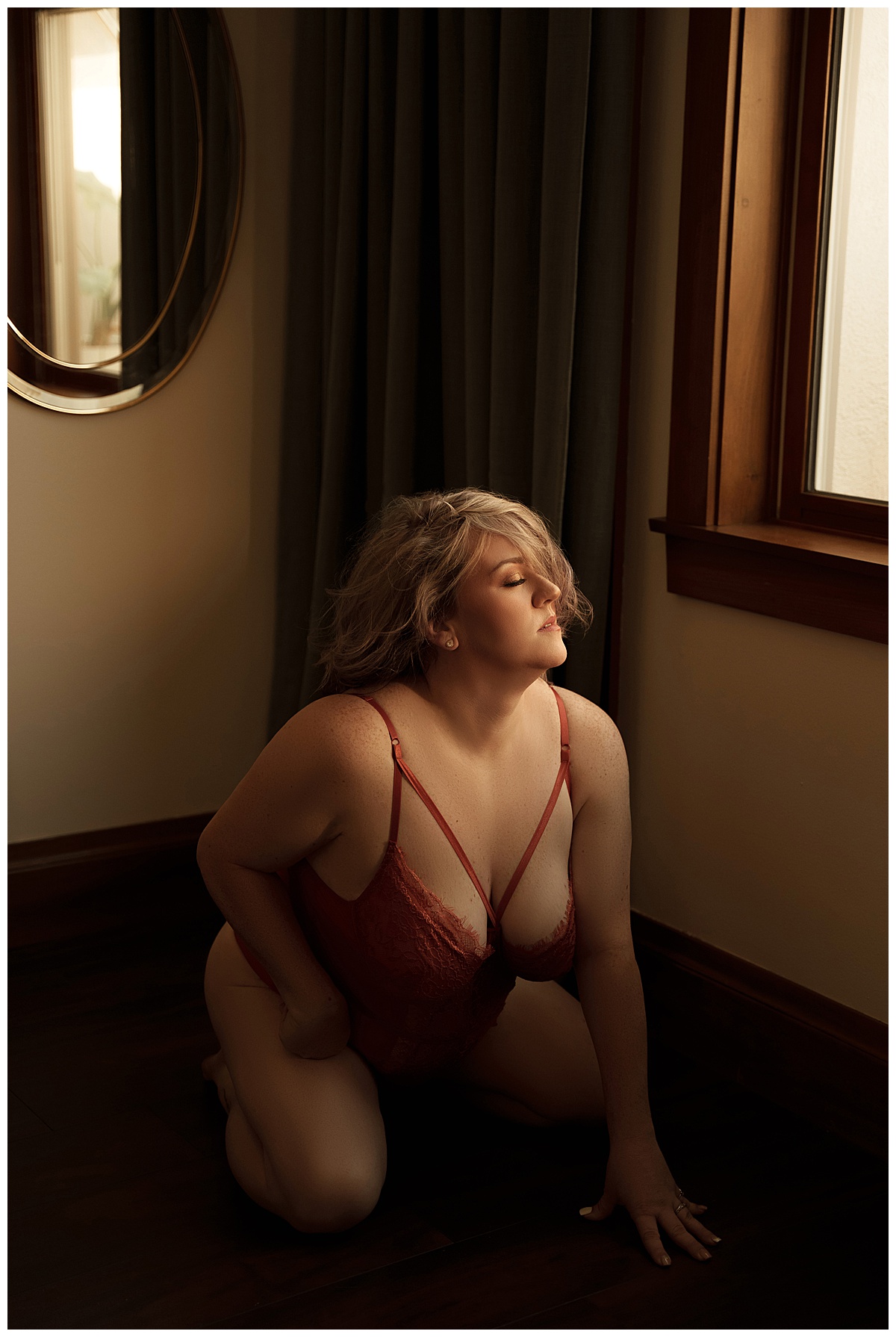 Adult leans onto all fours for Sioux Falls Boudoir Photographer